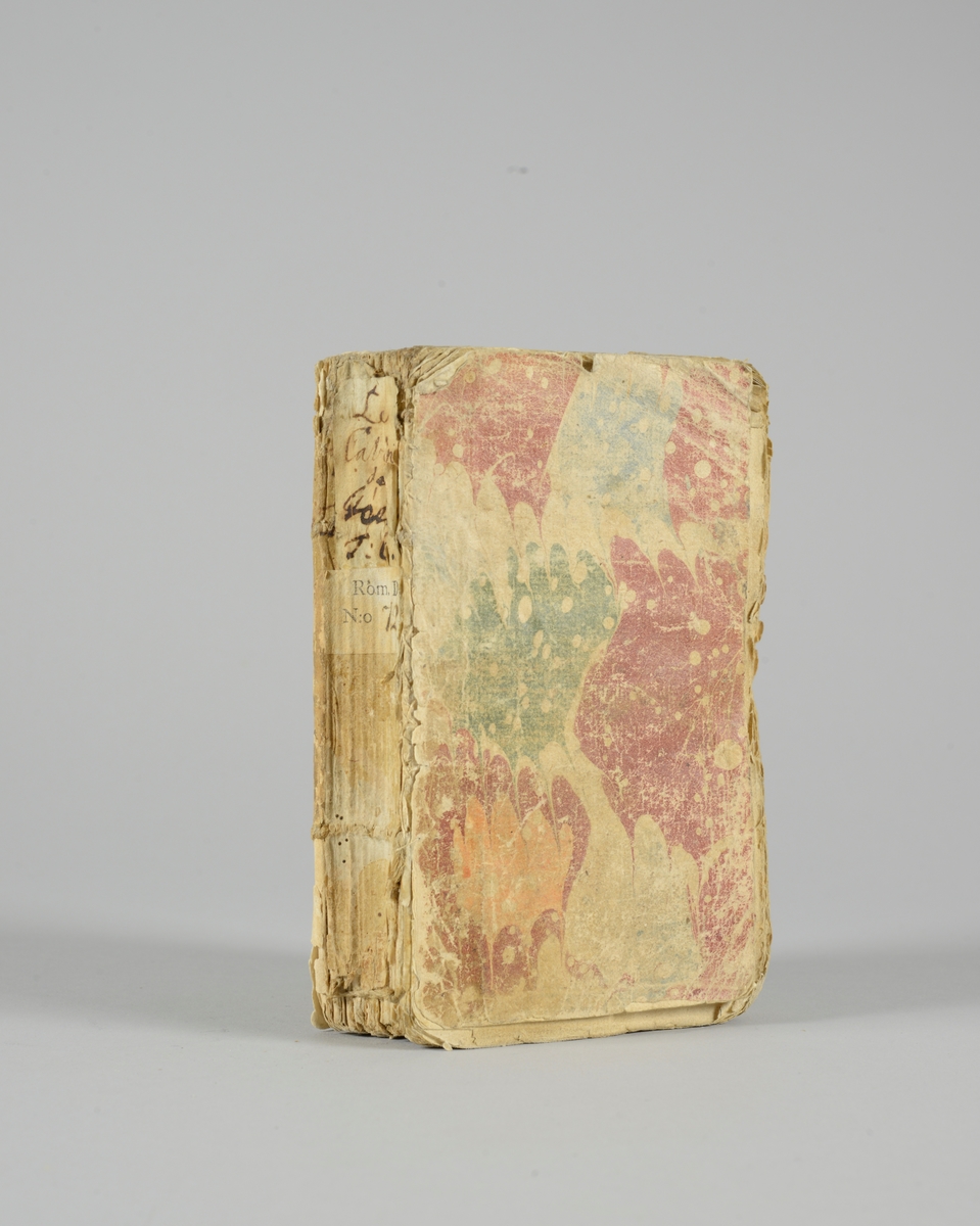 Bok, pappband, "Le cabinet des fées", del 6, tryckt 1717 i Amsterdam. Marmorerade pärmar, blekt rygg med etiketter med bokens titel och nummer. Oskuret snitt. Med kopparstick.