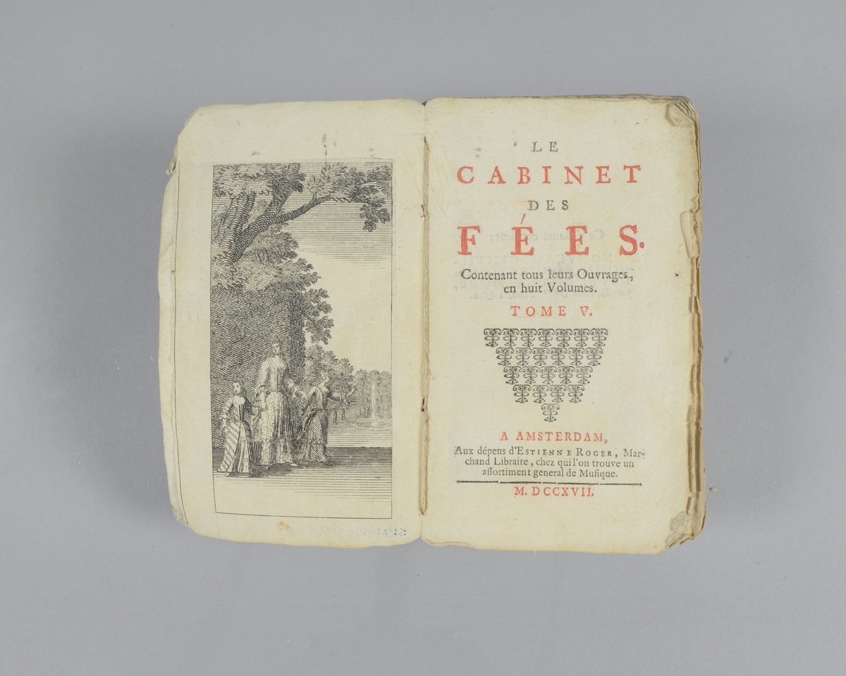 Bok, pappband, "Le cabinet des fées", del 5, tryckt 1717 i Amsterdam. Marmorerade pärmar, blekt rygg med etiketter med bokens titel och nummer. Oskuret snitt. Med kopparstick.