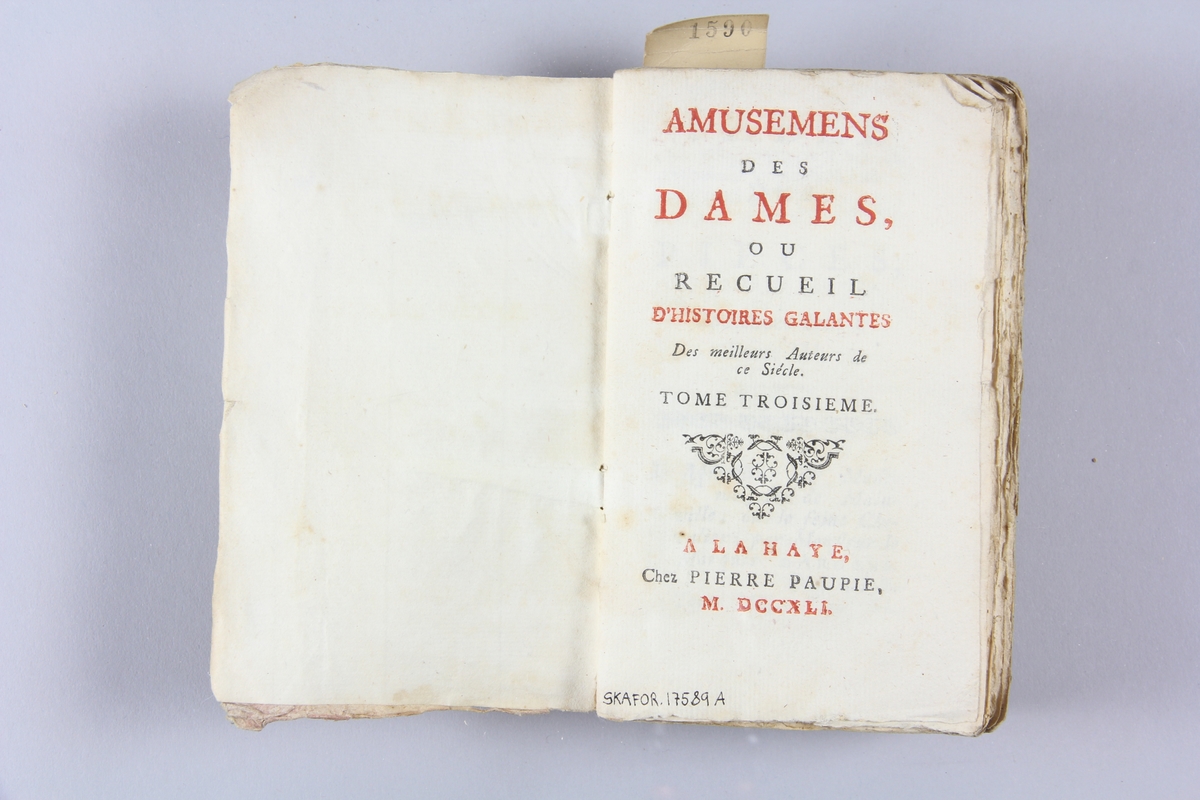 Bok, häftad "Amusemens des dames, ou receuil d´histoires galantes", del 3, tryckt 1741 i Haag.
Pärm av marmorerat papper, oskuret snitt. På ryggen etikett med titel och samlingsnummer.