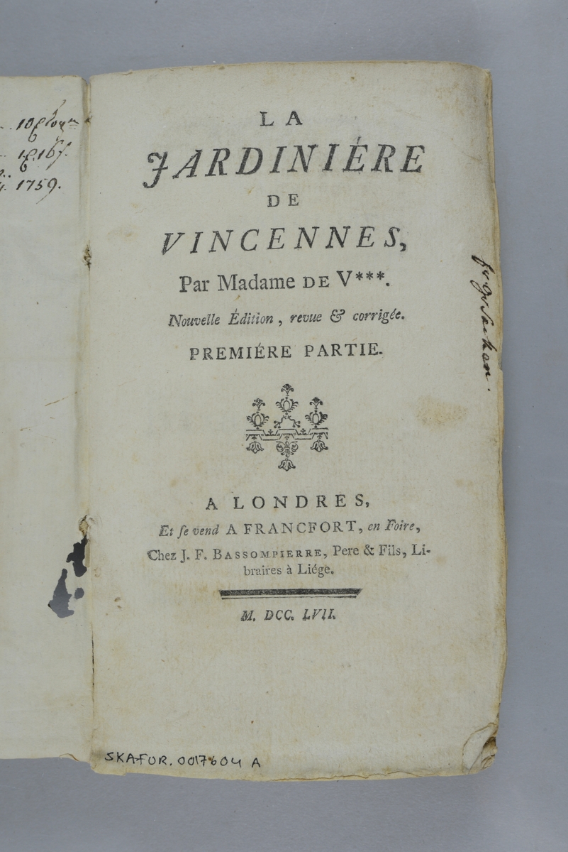 Bok, pappband,"La jardiniére de Vincennes", del 1-2,  tryckt 1757 i London.
Pärm av gråblått papper, oskuret snitt. På ryggen pappersetikett med volymens namn och nummer. Ryggen blekt. Anteckning om inköp på pämens insida.