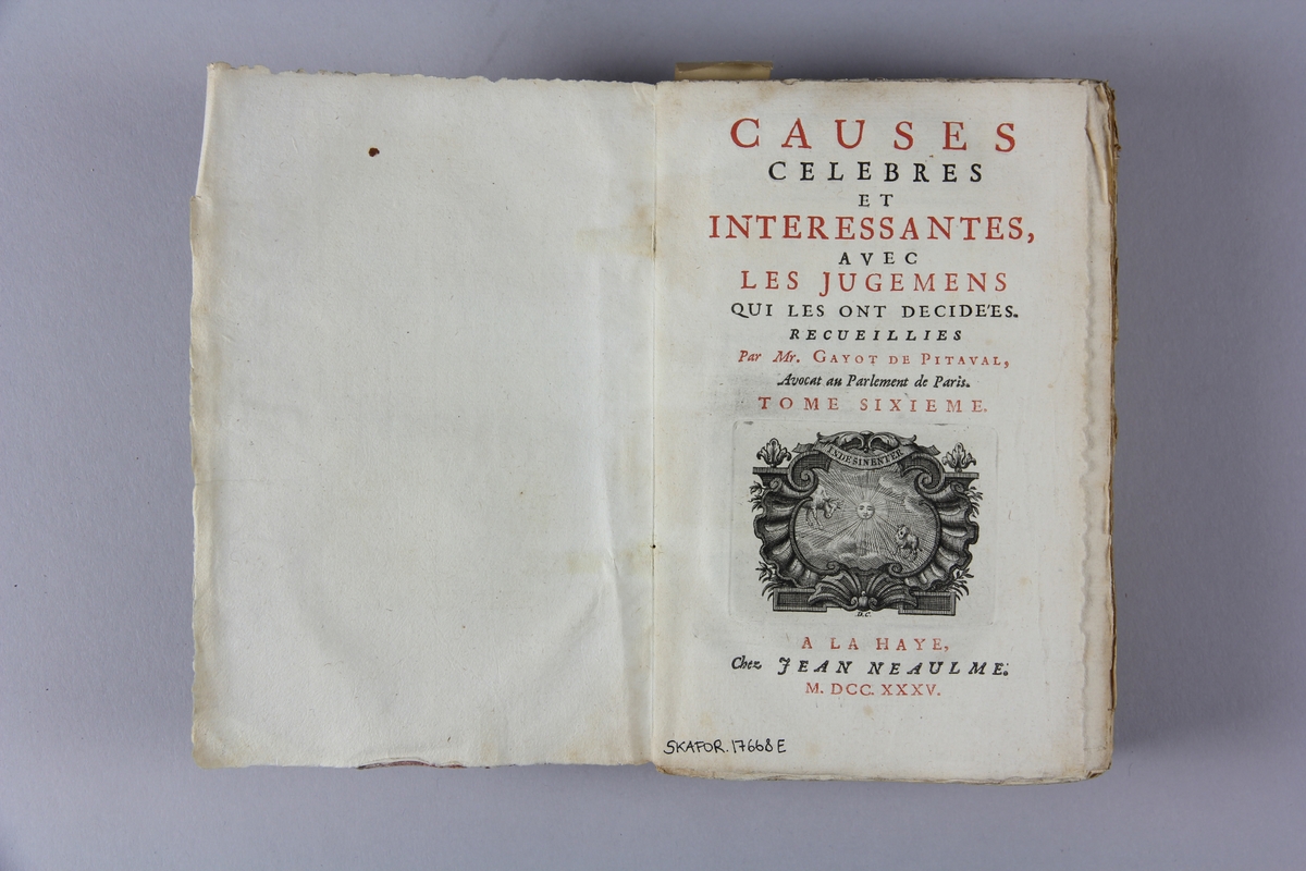 Bok, häftad, "Causes celèbres et interessantes", del 6, tryckt 1735 i Haag.
Pärm av marmorerat papper, oskuret snitt. Blekt rygg med pappersetikett med volymens namn, oläsligt, och samlingsnummer.