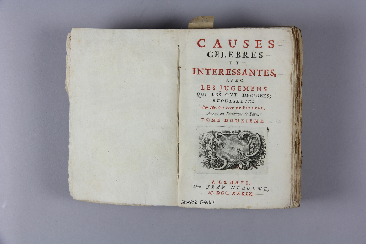 Bok, häftad, "Causes celèbres et interessantes", del 12, tryckt 1739 i Haag.
Pärm av marmorerat papper, oskuret snitt. Blekt rygg med pappersetikett med volymens namn och samlingsnummer. Anteckning om inköp.