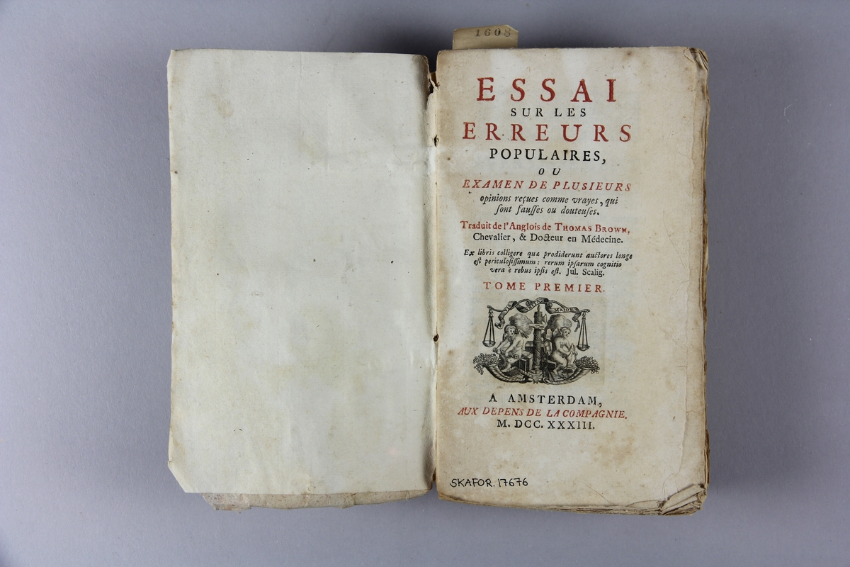 Bok, häftad, "Essai sur les erreurs populaires", skriven av Browne, tryckt i Amsterdam 1733.
Pärm av marmorerat papper, oskurna snitt.  Ryggen skadad.