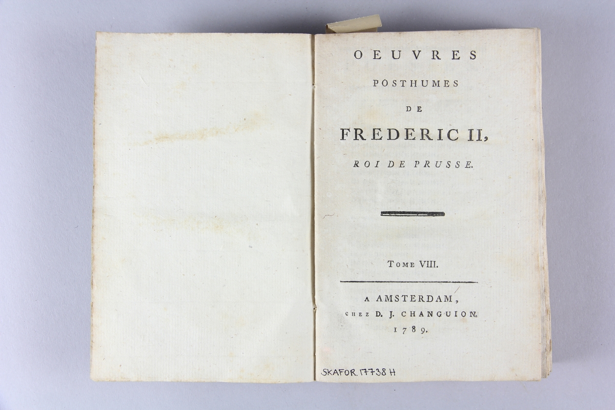 Bok, häftad, "Oeuvres posthumes de Frederic II, roi de Prusse", del 8. Pärmar av grågrön papp, skuret snitt. Samlingsnummer samt etikett med titel.