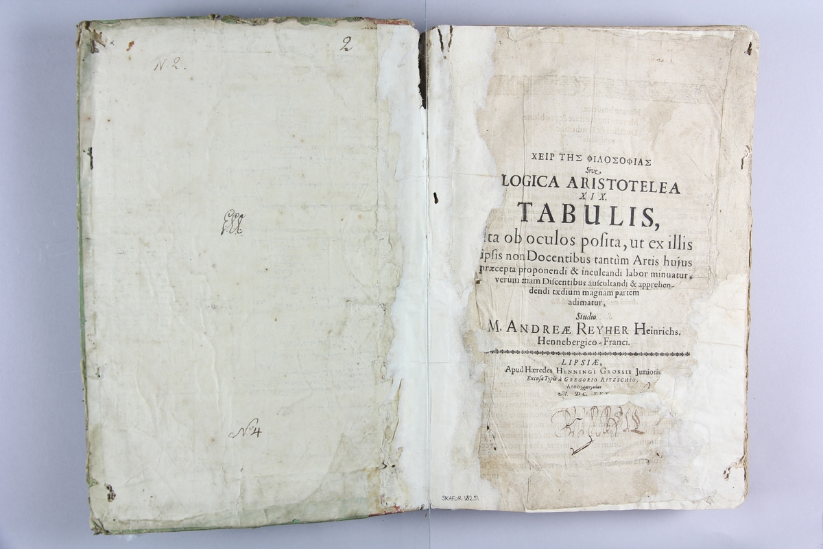 Bok "Logica aristotelea XIX tabulis". Grönt pappband, rygg av pergament, skuret snitt. Bandet skadat och lagat.