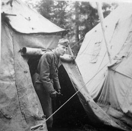Överste NN, trängtrupperna, vid ett tält.