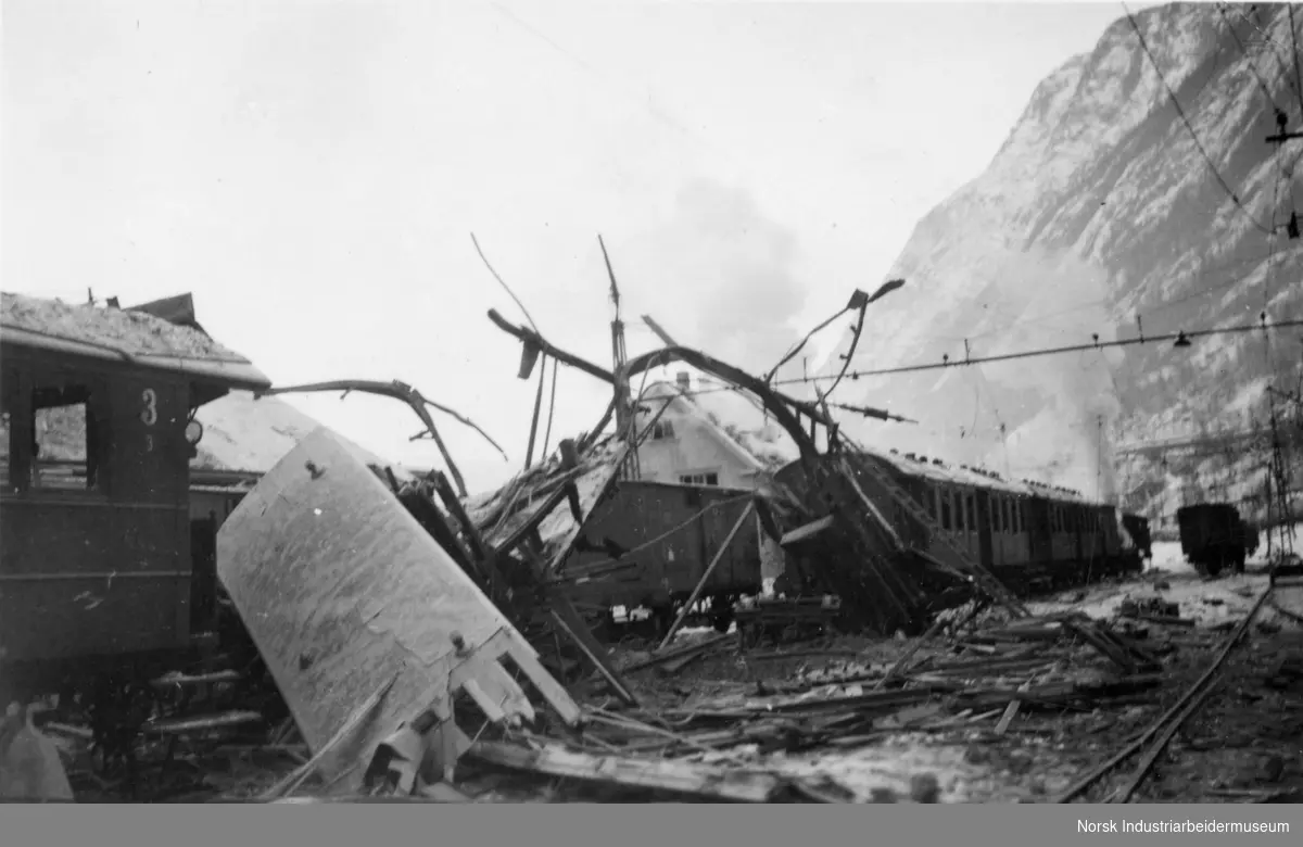 Totalskadet jernbanevogn ved Rjukan stasjon etter bombetokt mot Vemork.