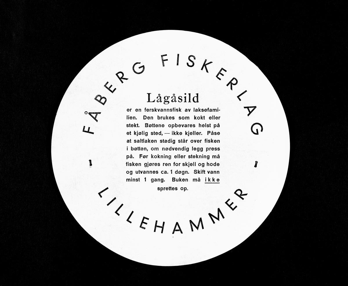 Etikett til Fåberg Fiskerlag. Brukt på toppen av sildebøttene og åttungene.