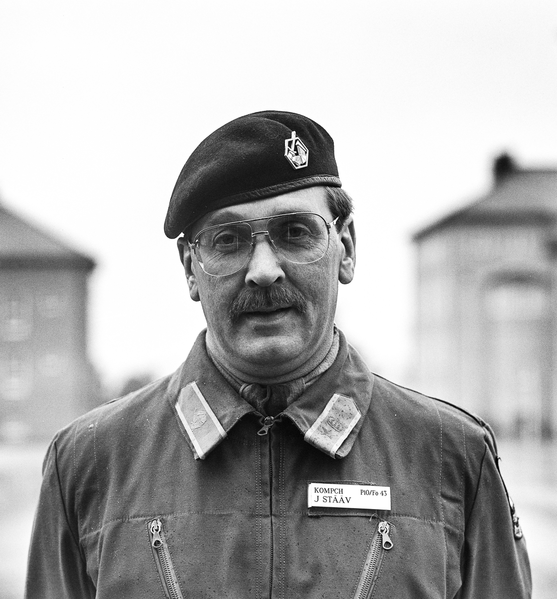 Chefen Liv-kompaniet den 16 oktober 1987 -- major Jan Stääv.

OBS! två bilder.