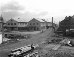 Vadsø mai 1951. Gjenreisninga i full gang i Sentrum. Bildet 