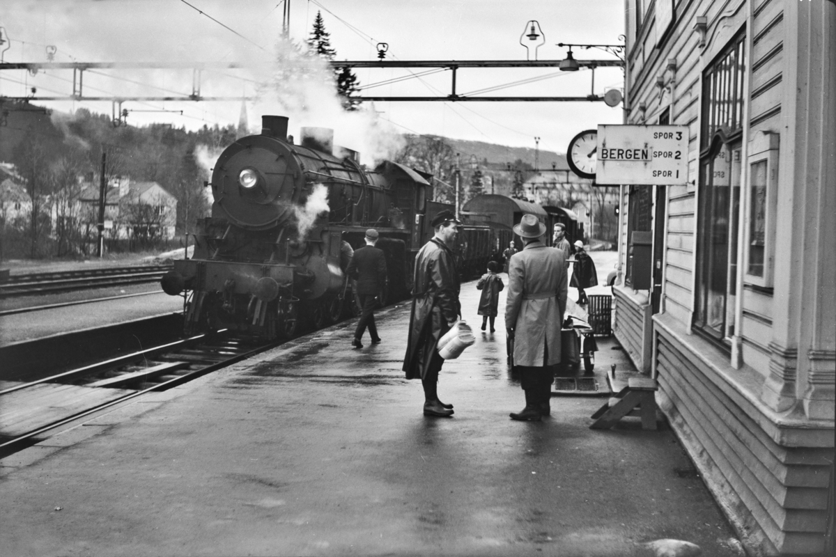Godstog til Bergen, tog 5515, på Nesttun stasjon. Toget trekkes av damplokomotiv type 31b nr. 426.