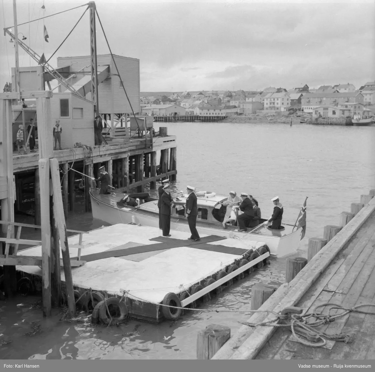 Vadsø juli 1959. Kongebesøk. Kongeskipets sjalupp ved kai på Vadsø havn. Vi ser bl.a. Kong Olav V og prinsesse Astrid