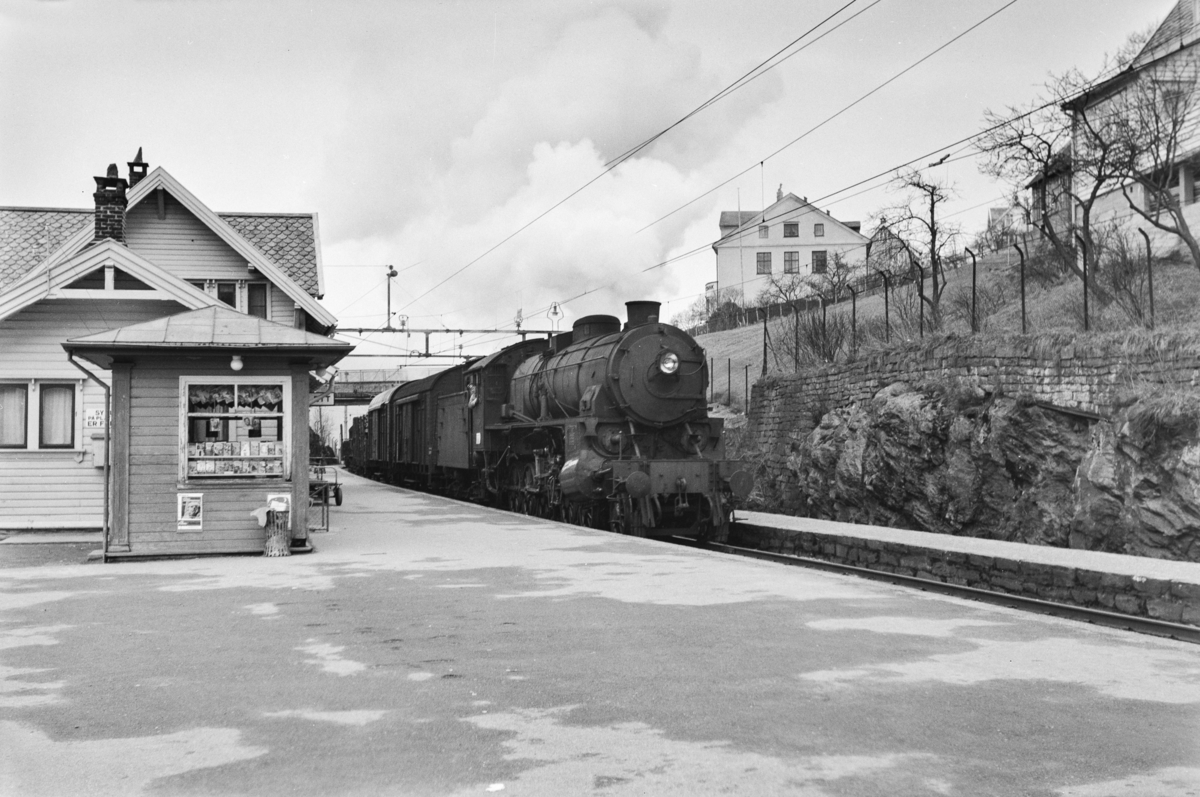 Godstog retning Bergen, tog 5515, på Vaksdal stasjon. Toget trekkes av damplokomotiv type 31b nr. 449.
