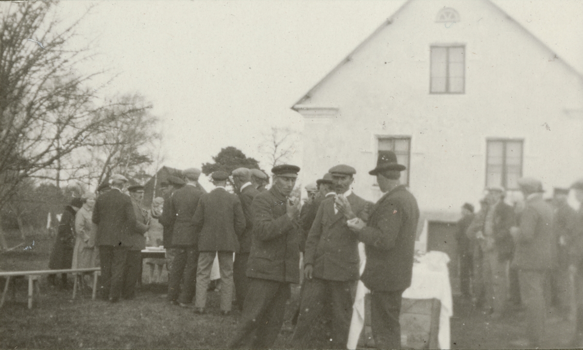 Text i fotoalbum: "Nationalbeväring och lottor å Fårö 13/5 1928".
