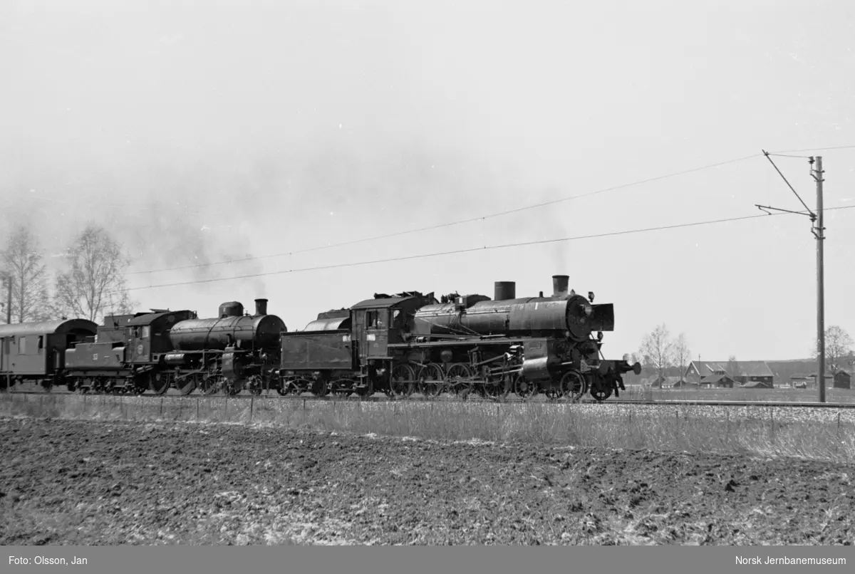 Svenska Järnvägsklubbens veterantog til Norge ved Haga. Toget trekkes av Statens Järnvagars damplokomotiv type B nr. 1314 og NSBs damplokomotiv type 26c nr. 411.