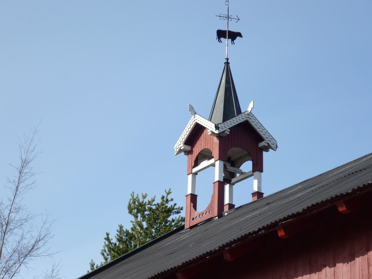 Klokketårnet på Bjørnerud er plassert på låvetaket og er forholdsvis nytt. Tårnet kom opp i 2003, og det er derfor ingen tradisjoner med bruk av klokka. 
Klokketårnet er i god stand med rød og hvit konstruksjon. Taket er et kryssformet saltak med kjegleformet midtparti. Tårnet er laget i rik sveitserstil, med mønepynt og rik ornamentering. Snekkeren er lokal med navn Asbjørn Amundsen.
Klokketårnet ble første gang brukt i 2015 i forbindelse med en konfirmasjon.