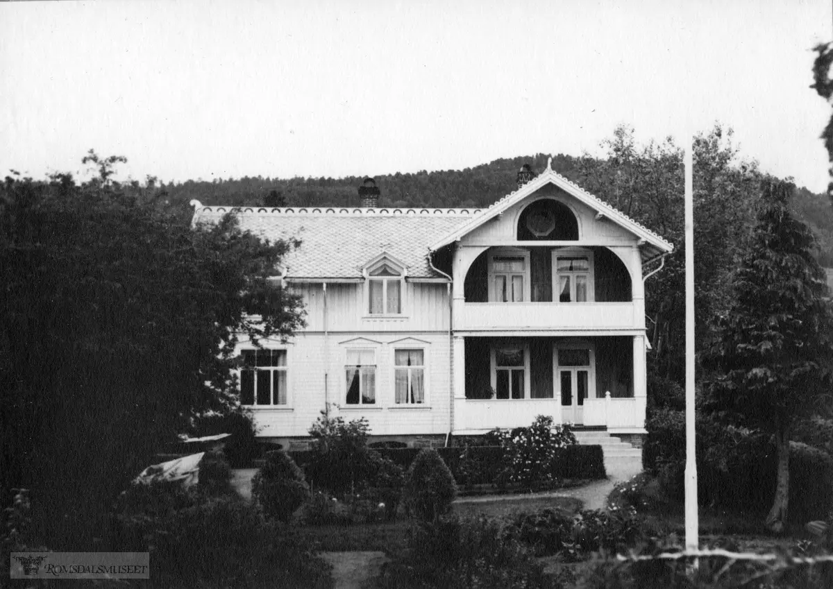 Fredly, "Widt-huset" "Rangneshuset" på Fuglset, (Huset er tegnet av Rando Wolff)..Søstrene Widths villa, tegnet av Rando Wolff..(Se Romsdal Sogelag 2012 side 129)