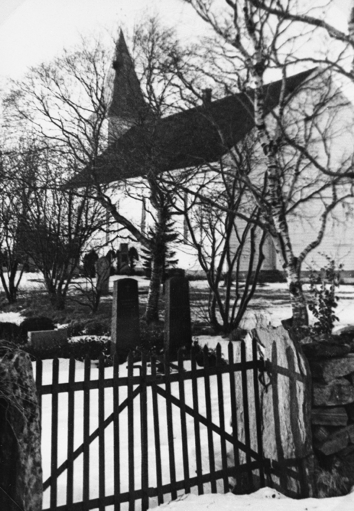 Time kyrkje sett frå søraust med gamal port i framgrunnen.  Biletet er teke i forbindelse med kyrkjejubileet (100 år) 1.11.1959.