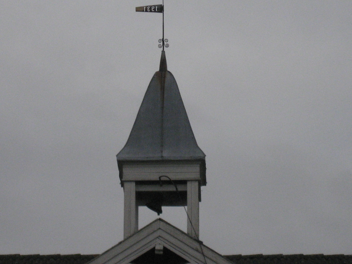 På gården Fokhol står klokketårnet på låven over låvebrua, og kan dateres til 1931. Klokketårnet har enkel utforming med et buet telttak tekket med blikk.