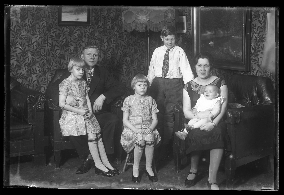 Familjen Klinge fotograferade tillsammans i en sittgrupp.