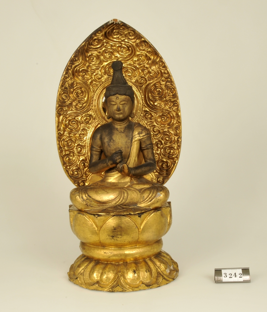 Bodhisattva sittande på lotustron framför en förgylld mandorla.
Av trä målad med guld och svart lack.


Adelsköldska samlingarna.
