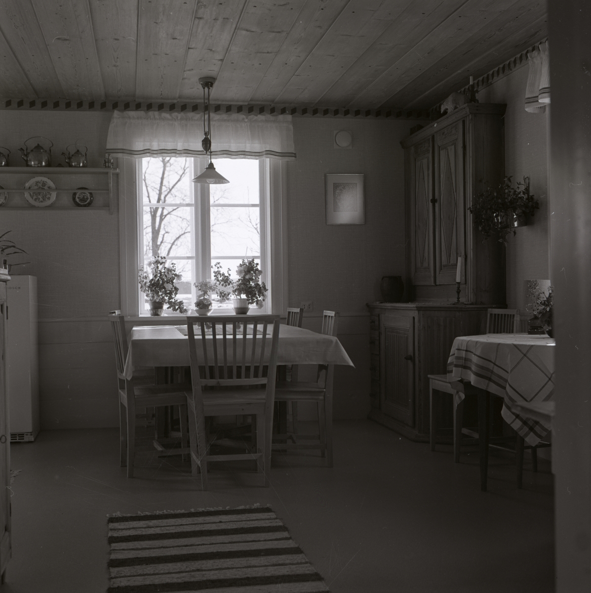 I köket vid gården Sunnanåker står skåp, köksbord, stolar och kylskåp, 1967-68.