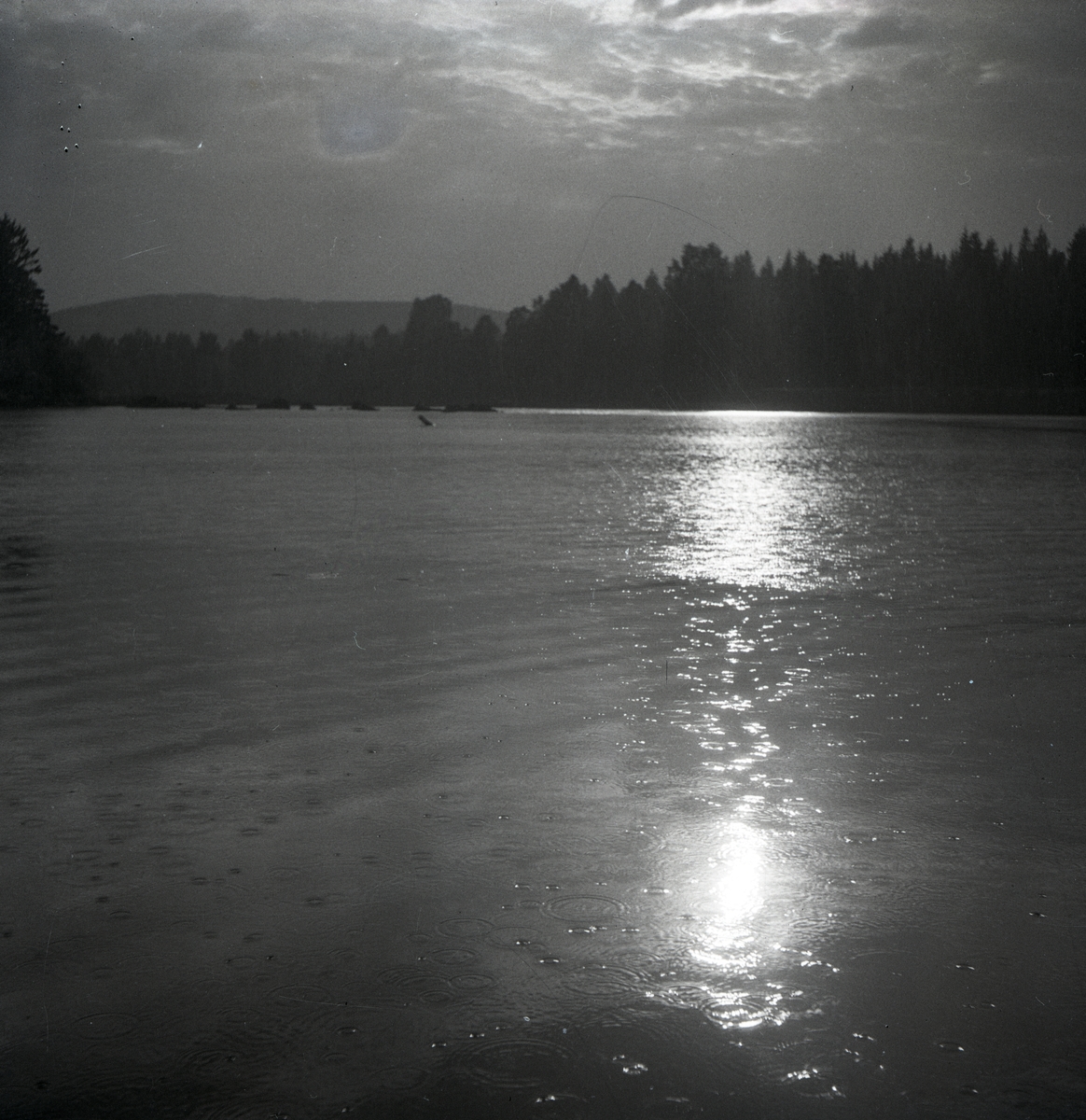 Solregn över en sjö i Arbrå,  juni 1947.