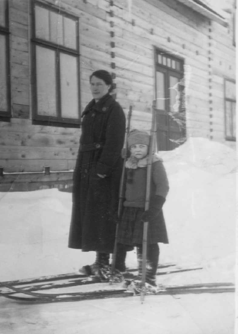 Leirfjord, Leland. Skigåing på vinteren. Amanda Thorsvik, Leland med fosterdatter Gudrun Eilertsen.
Bildet er brukt i Leirfjordkalenderen - januar 1993