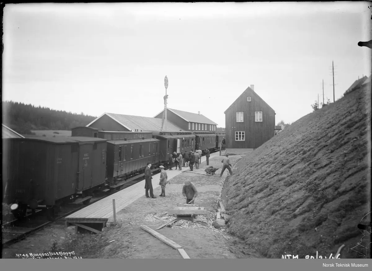 Første togstans til Rånåsfoss jernbanestasjon fotografert i forbindelse med utbyggingen av Raanaasfossen 1918-1930