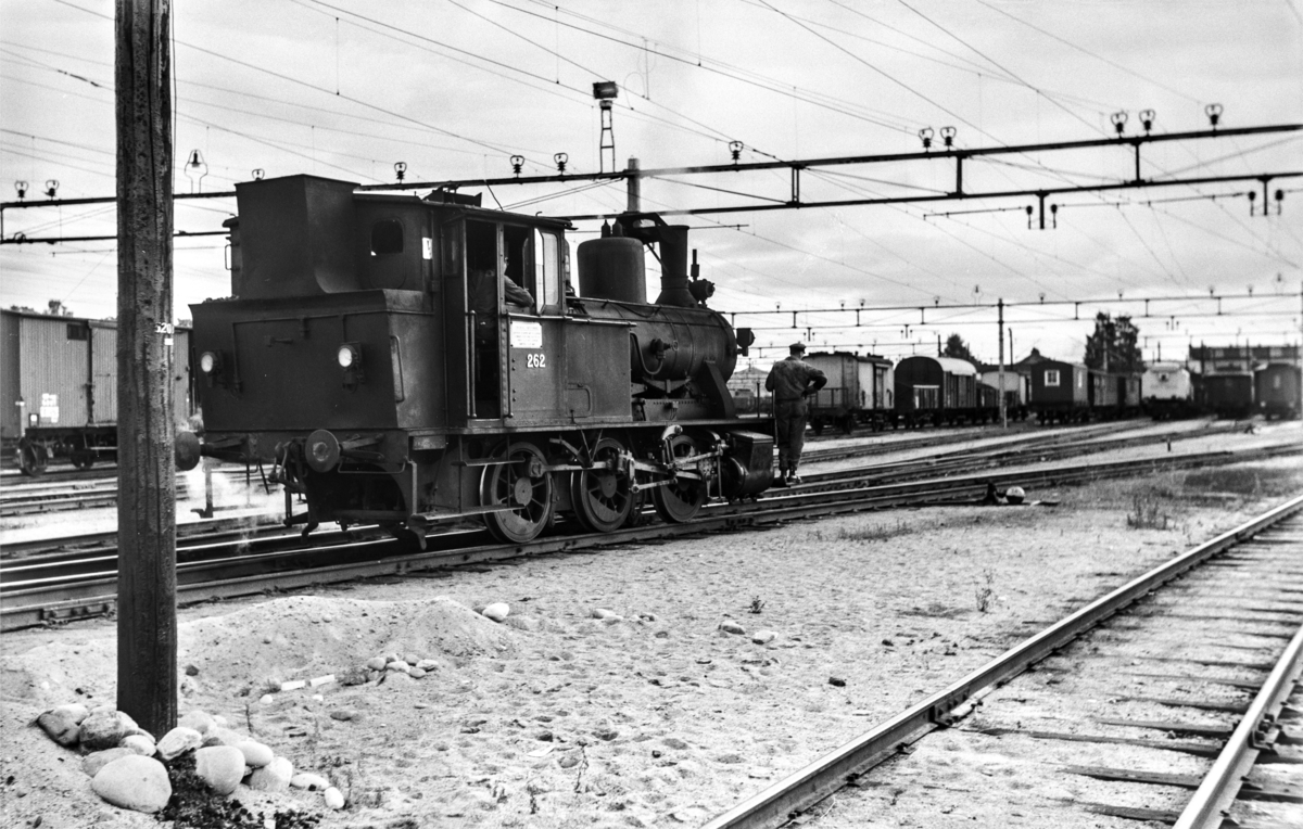 Skifting på Hamar stasjon med damplokomotiv type 25a nr. 262.