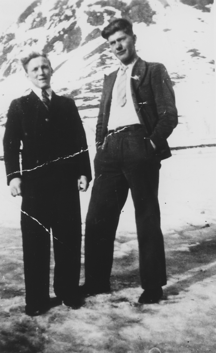 Reinholdt Eriksen og Evald Eriksen fotografert ute på Lutnes.