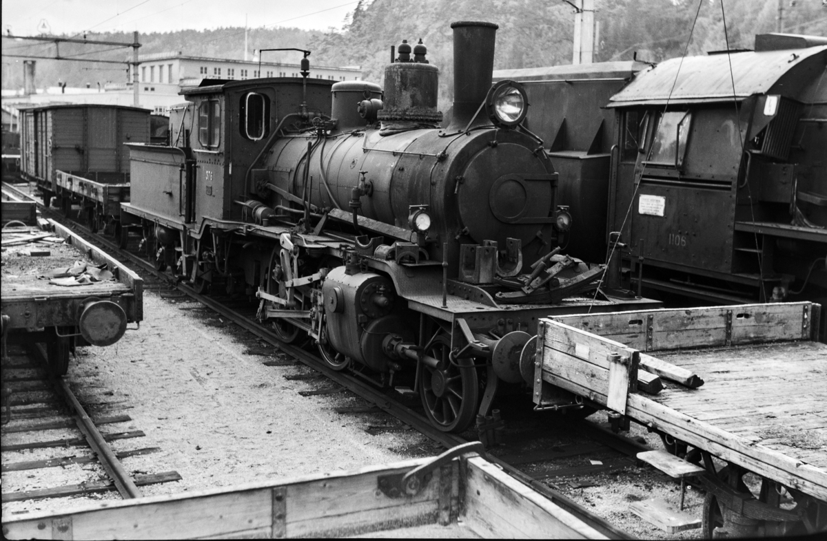 Damplokomotiv type 21c nr. 376 på Krossen ved Kristiansand. Til høyre sees damplokomotiv type 63a nr. 1106.