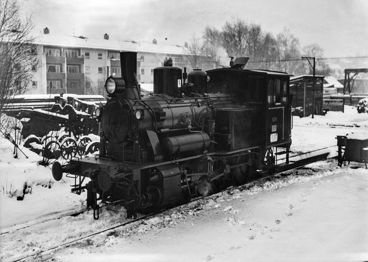 Nyrevidert damplokomotiv type 25d nr. 424 utenfor Kronstad verksted ved Bergen.