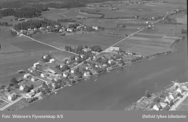 Solliveien med Rekustad skole, boliger, Haugetun folkehøyskole og gårder bakover i bildet, Rolvsøy. Visterflo med noen hus på Greåker siden.