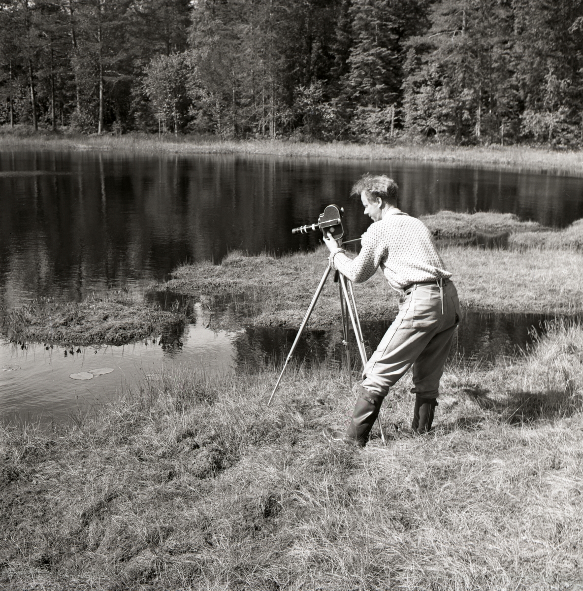 En man filmar smålommar vid Lösketjärn, juli 1962.
