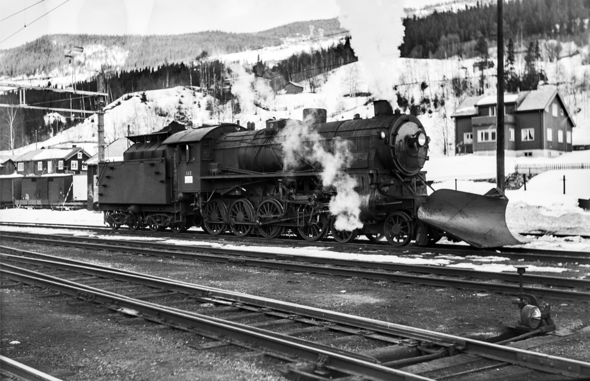 Damplokomotiv type 31b nr. 453 ved lokomotivstallen på Ål stasjon.