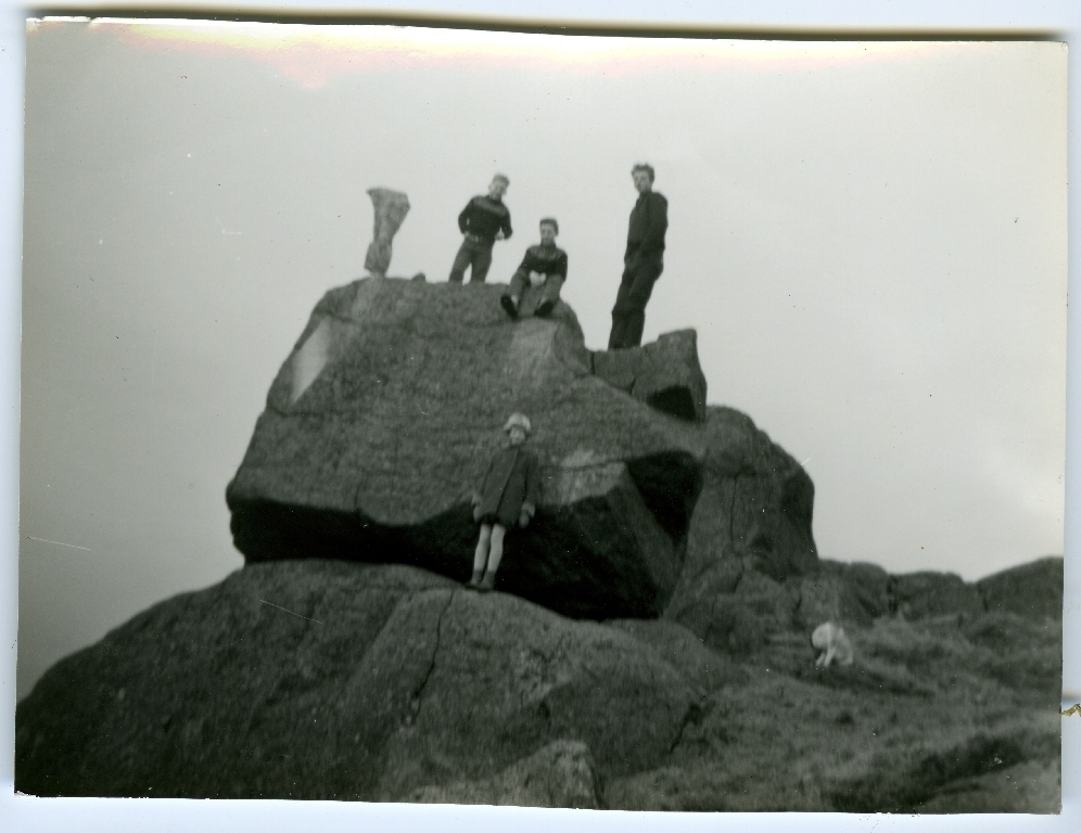 "Trodlanasen", ligg nordaust for husa på Lye bnr. 3. F.v. Per Torleiv Lye (16.6.1948 - ), ukjend og Erik Lye (17.3.1943 - ). Aslaug Elin Lye g. Norheim (27.2.1953 - ) framfor  steinen og hunden "Bisken" heilt til høgre. Steinen på toppen t.v. er boren opp og festa med jernbolt av Erik Lye.