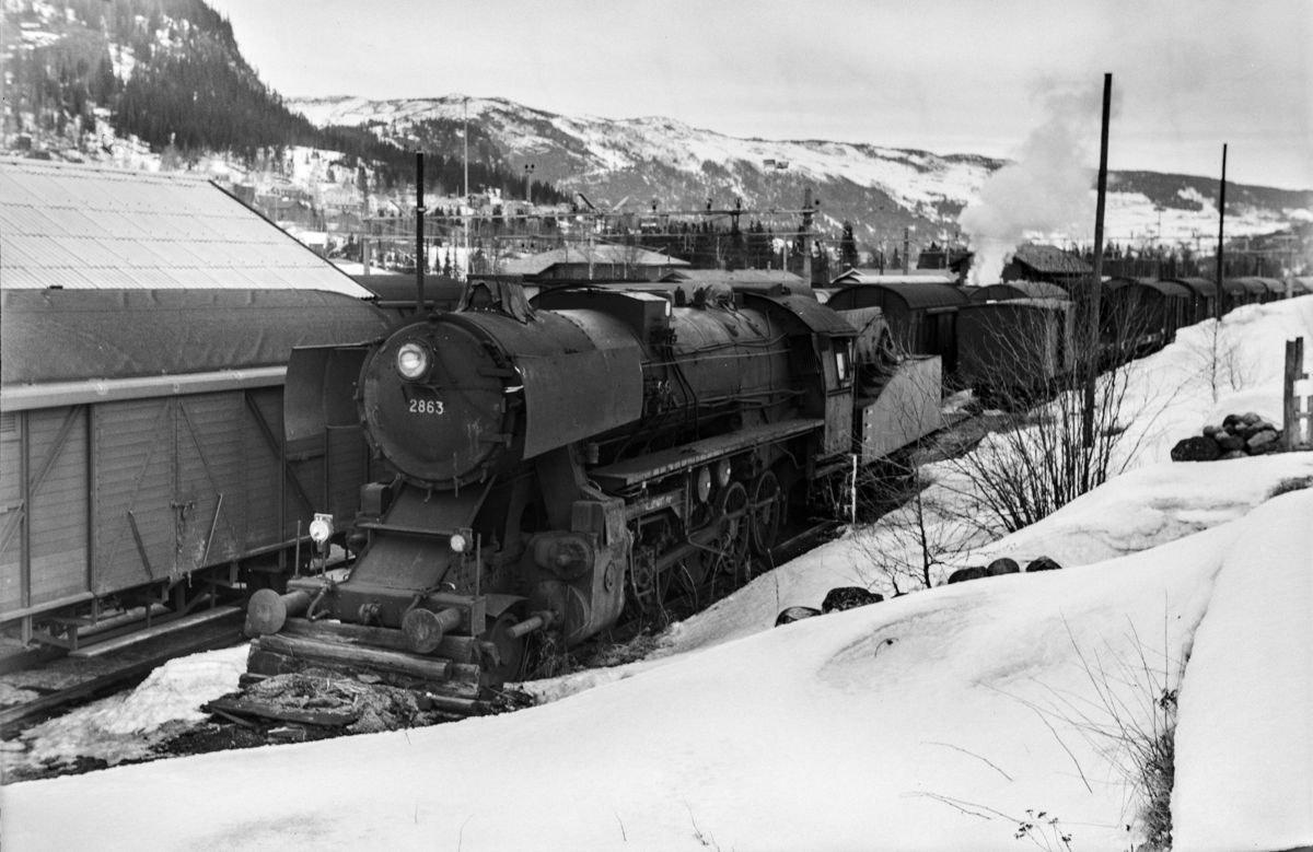 Hensatt damplokomotiv type 63a nr. 2863 på Ål stasjon.