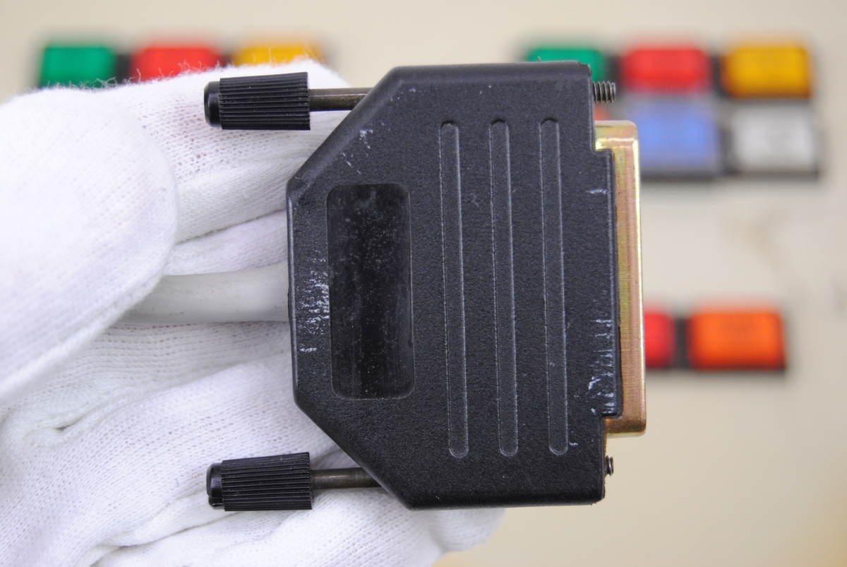 Operatörspanel av fabrikat Ericsson, modell JBB 101 001/1. Rektangulärt hölje av plast. Locket är beige med svagt rundade kanter med olikfärgade rektangulära indikatorlampor och knappar av samma form samt i mitten en nyckel. Locket har två fästskruvar. Bakstycket är svart med ventilationsgaller längs sidorna. I skarven mellan lock och bakstycke sitter en grå kabel med en SCSI-kontakt i svart plast.

Lampor och knappar är indelade i fyra grupper med sex vardera i den övre raden och två i vardera i den nedre raden.
Övre vänstra gruppen: grön lampa, "AKTIV A", röd lampa, "STOPP A", gul lampa, "SERVICE A", orange tryckknapp, "START A", blå tryckknapp under genomskinligt lock, "DUMP A KVITT", vit lampa, "P-LADDN A KLAR".
Den övre högra gruppen har samma uppsättning knappar men med "B" istället för "A".
Nedre vänstra gruppen: röd lampa, "KRAFTLARM A", röd tryckknapp, "TEMPLARM L-TEST".
Nedre högra gruppen: röd lampa, "KRAFTLARM B", orange tryckknapp, "START PDP".