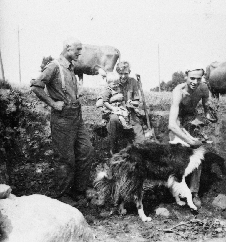Utgraving til hønsehus. F. v. Andreas Kalberg (16.3.1896 - 30.10.1987), Tor Kalberg (28,9,1931 - ), Halvor Kalberg (11.9.1936 - ) og Arne Kalberg (9.6.1951 - ) og hunden Rex.