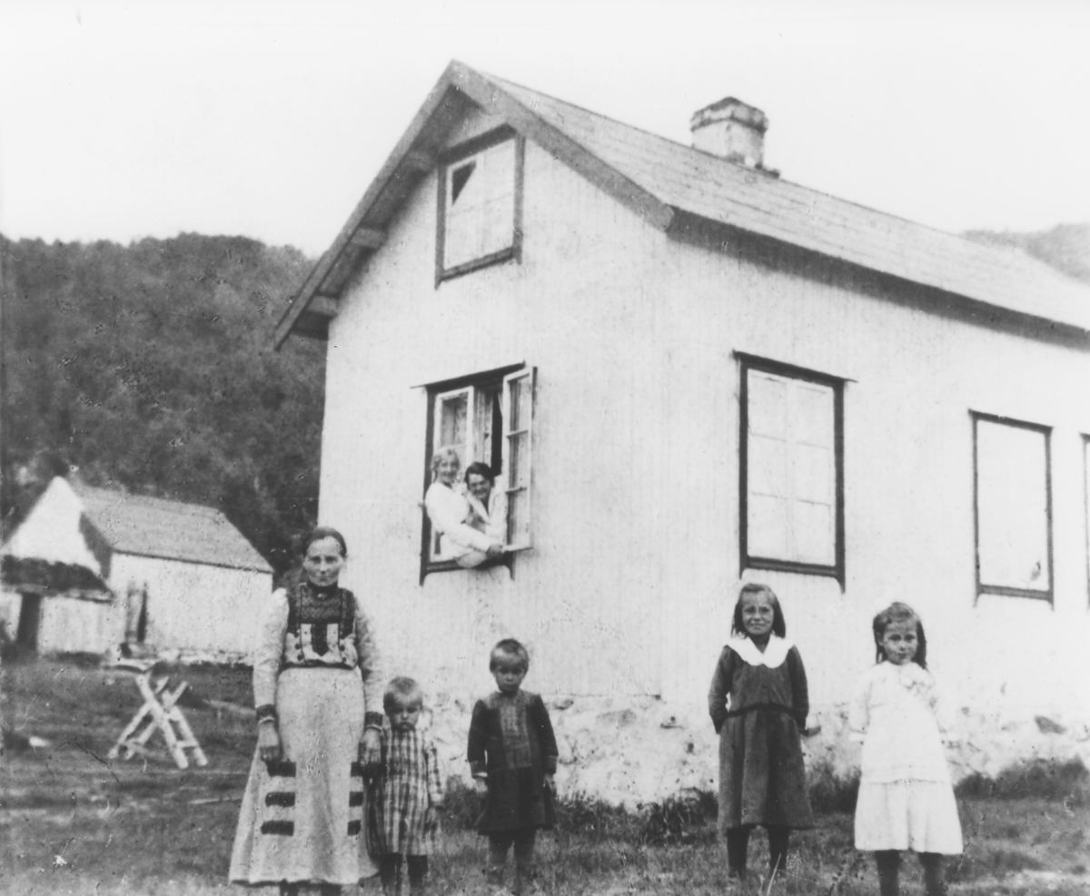 Petrine, Johanna, Ingrid og Olga Gundersen samt Mary Olsen på Håverjord, Straumsbotn i 1918