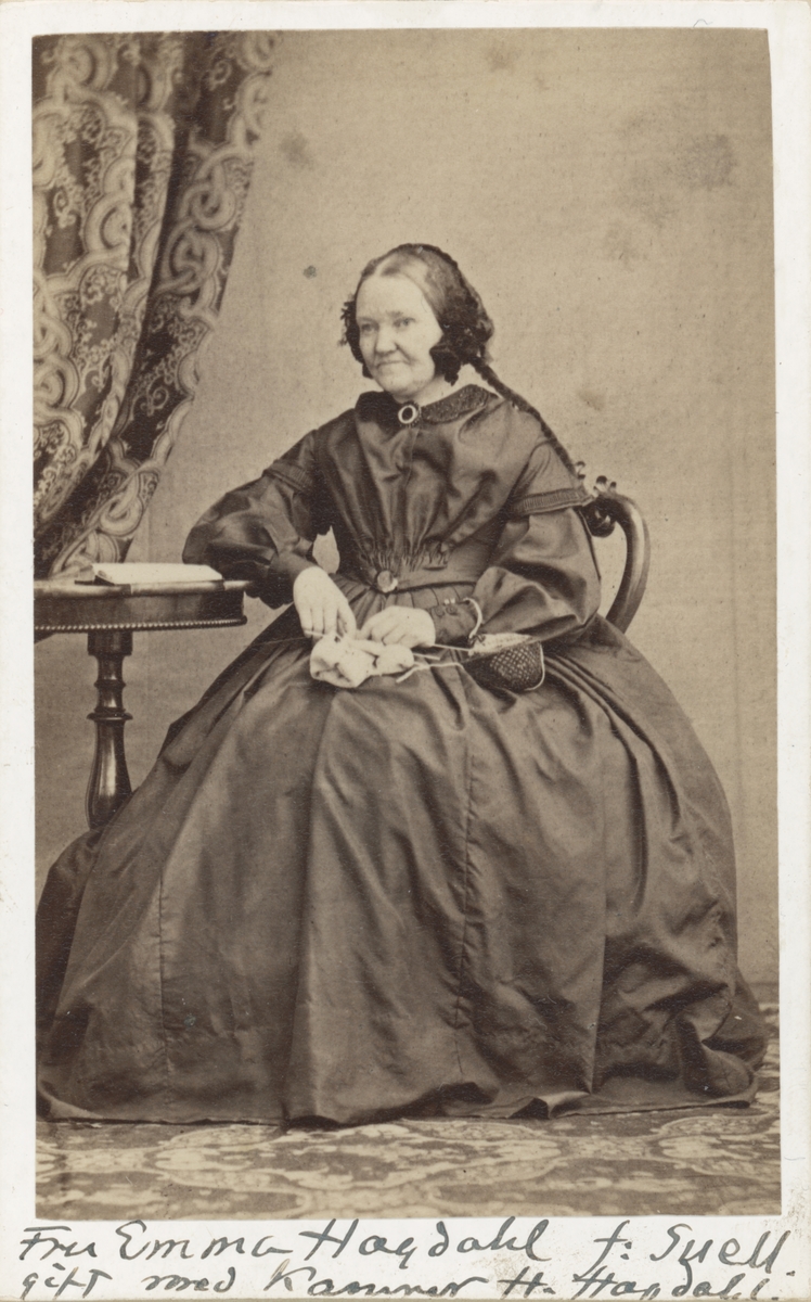 Porträtt av Emma Suell. Från 1832 gift med häradsskrivaren Henric Hagdahl. Makarna var bosatta i Fivelstad, Örberga och slutligen Väversunda, där Hagdahl avled i april månad 1859. Från 1862 var hon bosatt i Linköping en tioårsperiod för att därefter flytta till Stockholm.