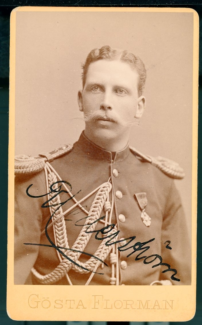 Kabinettsfotografi: Rolf Cederström i uniform med medalj på bröstet.