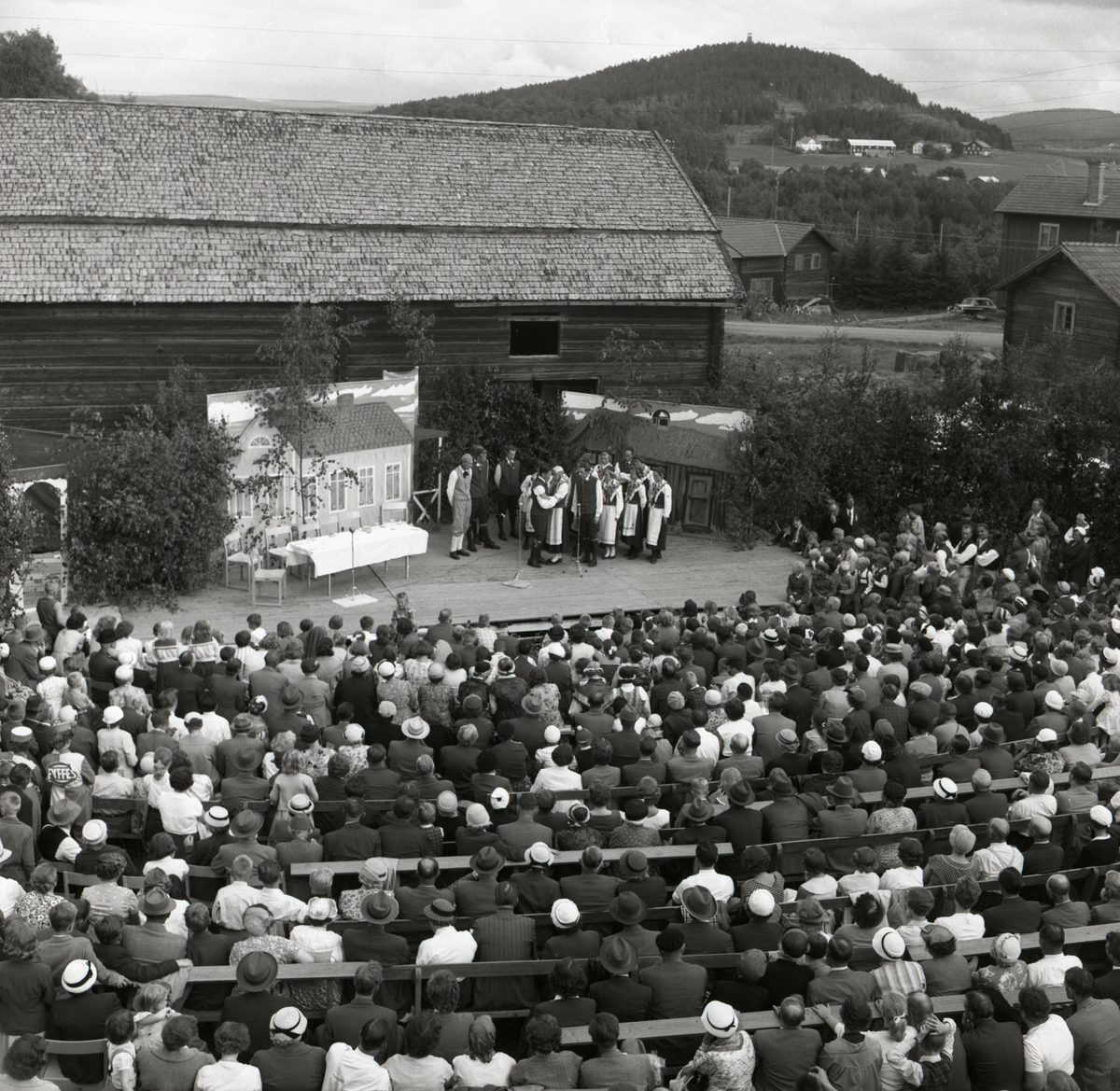 Ett folklustspel vid hembygdsgården i Rengsjö. Spelet Värmlänningarna beskådas av en fullsatt publik, 14 juli 1957.