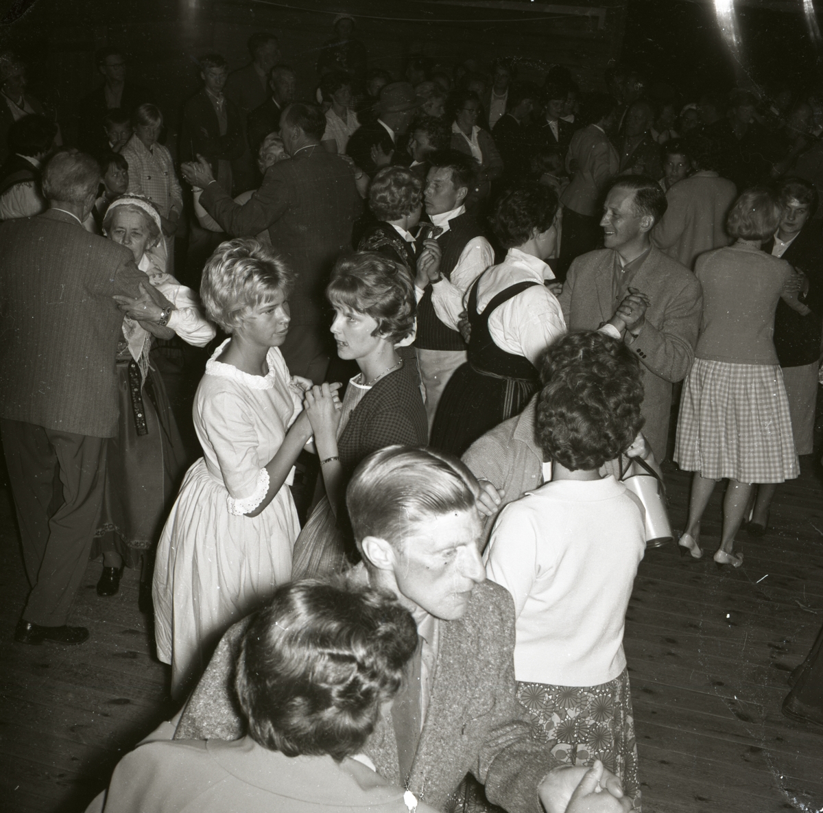 Ett dansgolv fyllt med dansande par, 1962