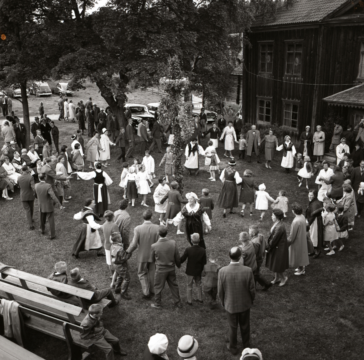Midsommarfest vid hembygdsgården i Rengsjö med ringdans runt midsommarstången, 1961.