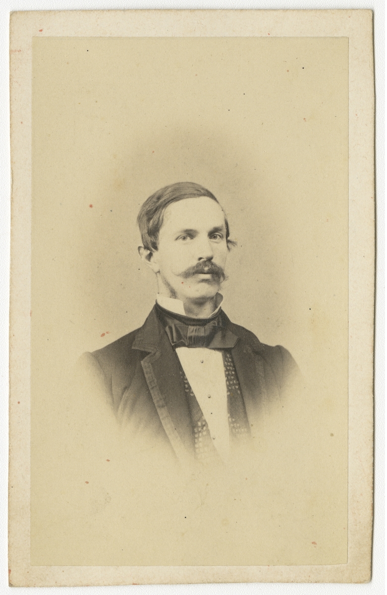 Porträtt av Gustaf Wilhelm Wollrath Tham, officer vid Västgöta regemente I 6.
Se även bild AMA.0009114