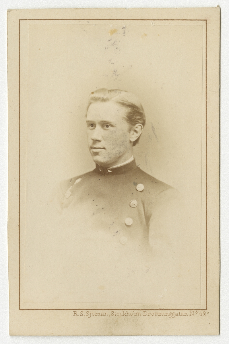 Porträtt av friherre Carl Georg Pfeiff, underlöjtnant vid Västgöta regemente I 6.

Se även bild AMA.0002163 och AMA.0021859.