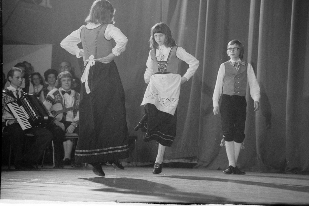 Dansere på scenen under Festspillene i 1975.