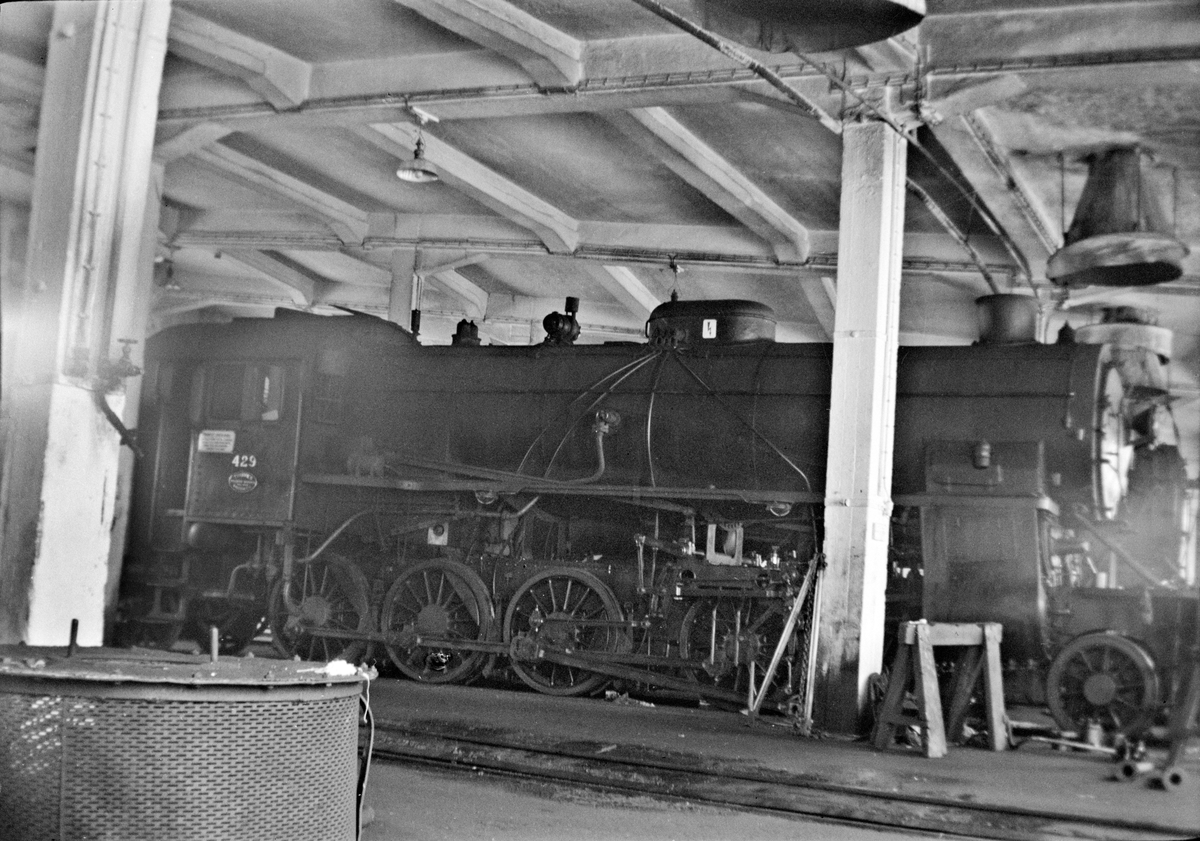 Damplokomotiv type 31b nr. 429 i lokomotivstallen på Voss stasjon.